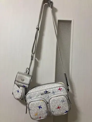 MICHAEL KORS 비행기 패턴 프래그먼트 케이스