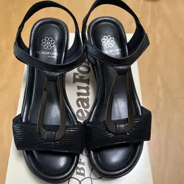 BEAUFORT 블랙 웨지 샌들