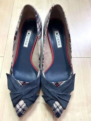 [새상품급] DIANA 베이지 네이비 체크 펌프스 25cm