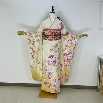 후리소데 화이트 베이스 꽃무늬 M 사이즈