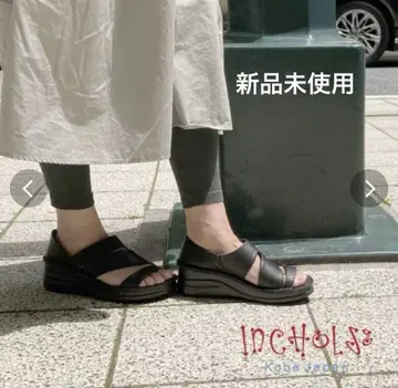 인코루제 크로스 스트랩 샌들