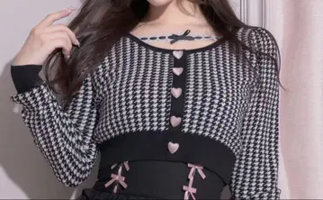 pium 레이스 테이프 하트 버튼 니트 핑크 x 블랙