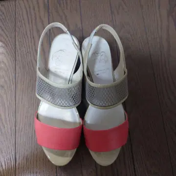 아카쿠라 핑크와 베이지 슬링백 샌들