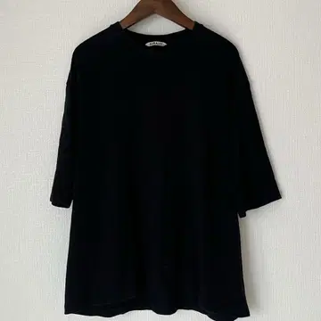AURALEE 블랙 오부 소매 티셔츠