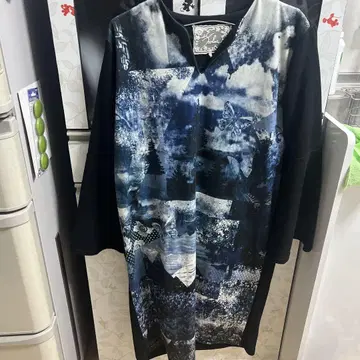 이즈스칼라 나비 풍경 프린트 V넥 반팔 원피스