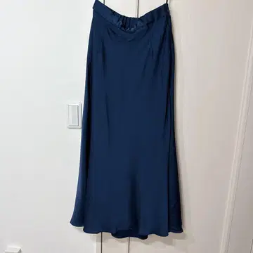미사용 BARNEYS NEW YORK 바니스뉴욕 새틴 스커트 40