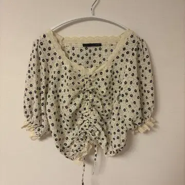 Heather 꽃무늬 반팔 블라우스 아이보리