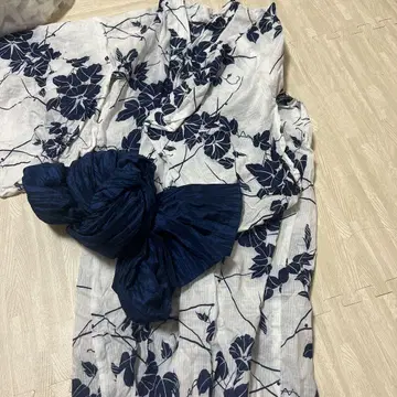 화이트 베이스에 네이비 컬러 꽃무늬 유카타와 유카타 오비 세트