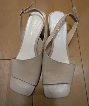 오데뜨 앤 오딜 베이지 샌들