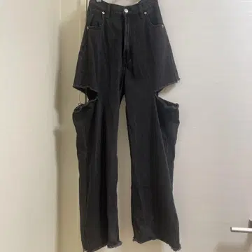 컷아웃 디자인 블랙 데님 팬츠
