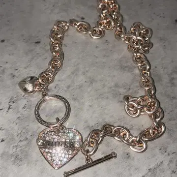 GUESS 로고 하트 목걸이