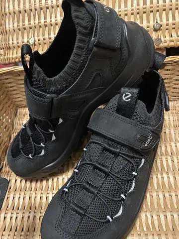 [새상품] ecco 블랙 스니커즈 7.5 26cm