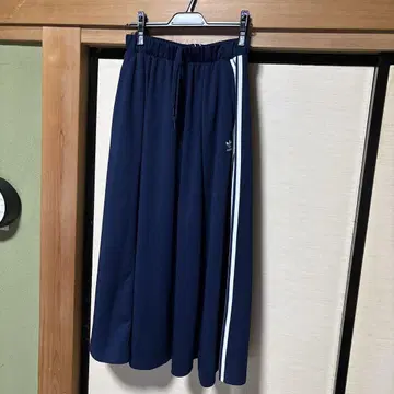 adidas 네이비 플레어 스커트