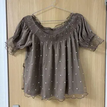 하트 무늬 프릴 오프숄더 반팔 블라우스