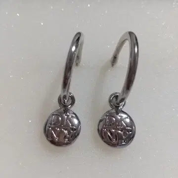 DKNY 실버 후프 귀걸이 로고 참 포함