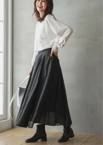 [새상품] 글로벌 워크 시어 턱 플레어 스커트 레귤러