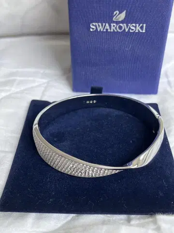 SWAROVSKI 스와로브스키 뱅글 팔찌 뫼비우스