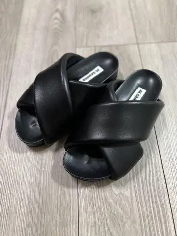 새상품급 JIL SANDER 블랙 크로스 스트랩 샌들 37