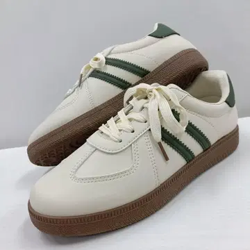 새상품 여성용 24.0cm 저먼 트레이너 스니커즈 연한 갈색 3467