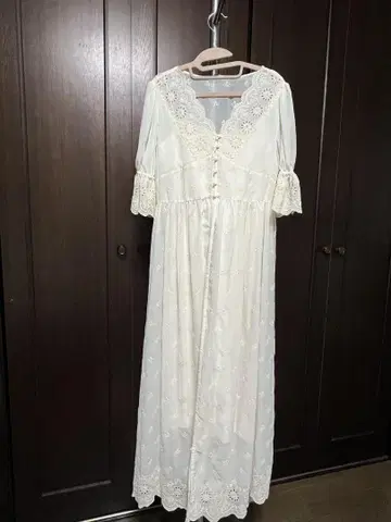 Lily brawn 아이보리 레이스 장식 롱 원피스