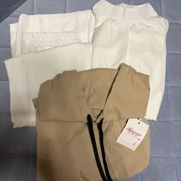 반팔 후드티, 화이트 블라우스, 바지 묶음 판매