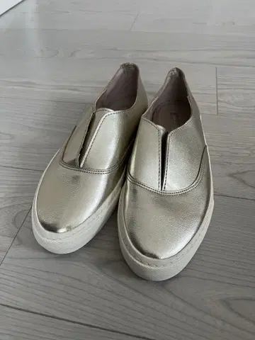미사용 ZARA 골드 슬립온