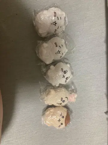 앉아있는 봉제 인형 1 2