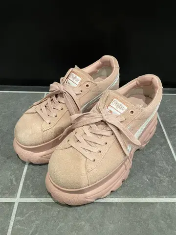PUMA 핑크 스웨이드 플랫폼 스니커즈