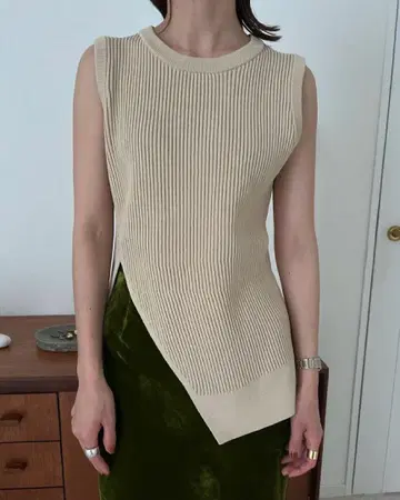 CLANE SLANT CUT NO SLEEVE KNIT TOPS