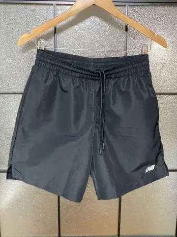 New Balance 블랙 숏팬츠