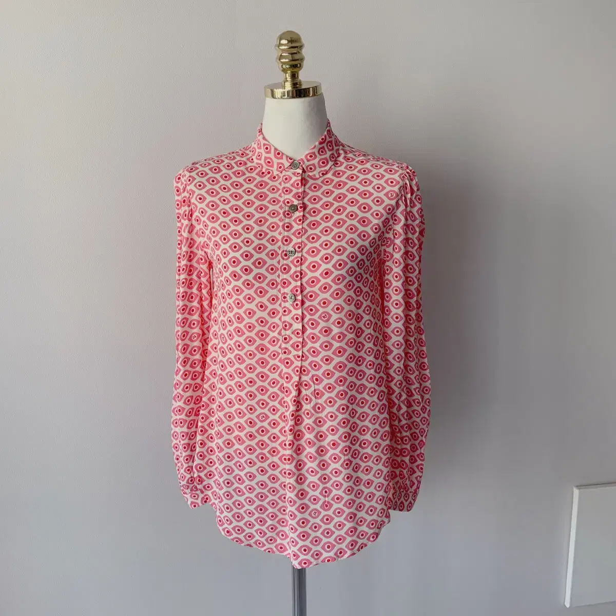 Freckle rose cropped blouse on Bunjang Global Site.
