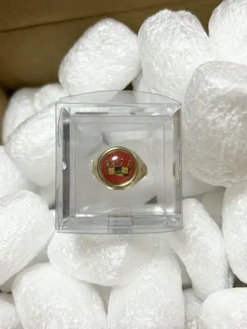 Pointless Joumey TOY RING 'CROWN' - RED