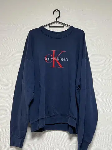 Calvin Klein 네이비 맨투맨