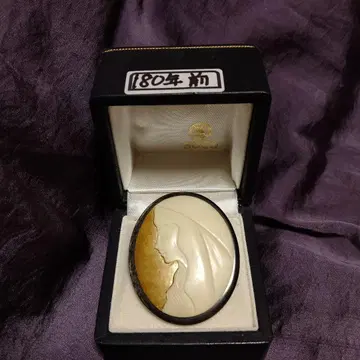180년 전의 카메오 브로치