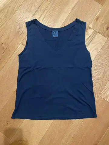 요건 레일 네이비 V넥 슬리브리스