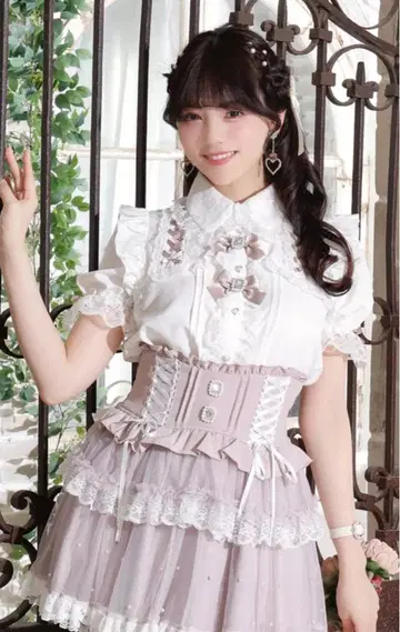 NOEMIE 반짝반짝 리본 레이스업 블라우스
