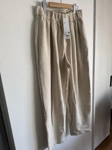 새상품! UNIQLO U 맨투맨 개더 팬츠 M 사이즈
