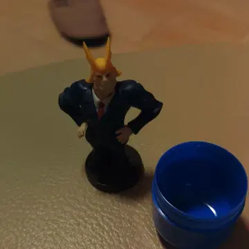 올마이트 피규어와 용기 세트