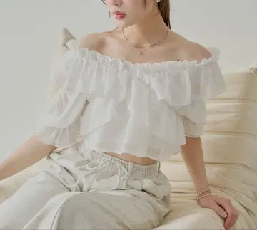 시어 플라워 숄더 슬릿 프릴 블라우스 chico