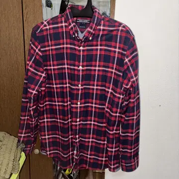 TOMMY HILFIGER 빨간색과 네이비 체크 무늬 버튼다운 셔츠