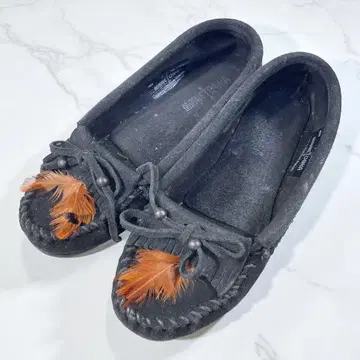 미네통카 모카신 블랙 검정색 페더 장식 24cm