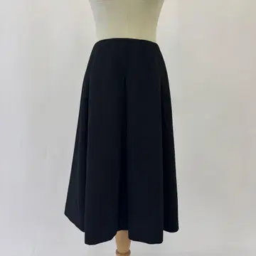 M'S GRACY 블랙 무릎 기장 플리츠 스커트