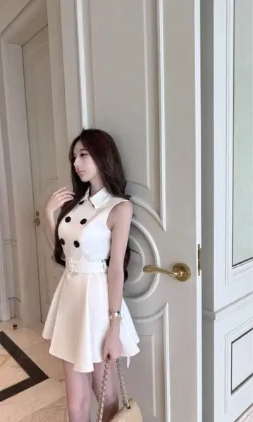 화이트 슬리브리스 미니 원피스
