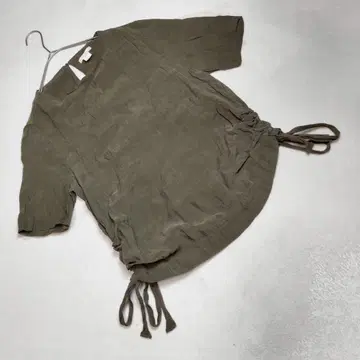 고품질 H&M 티셔츠 반팔 사이드 리본 개더 보트넥 카키 L