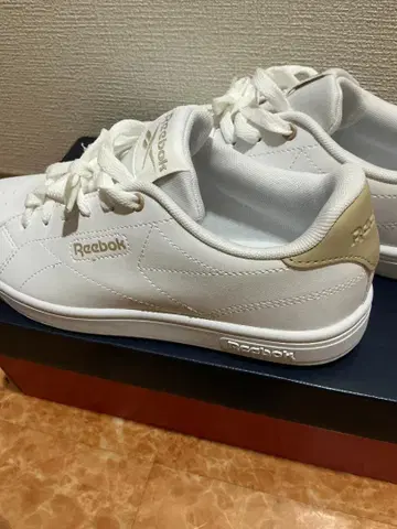 미사용 새상품 Reebok 화이트 스니커즈 골드 악센트 23.5
