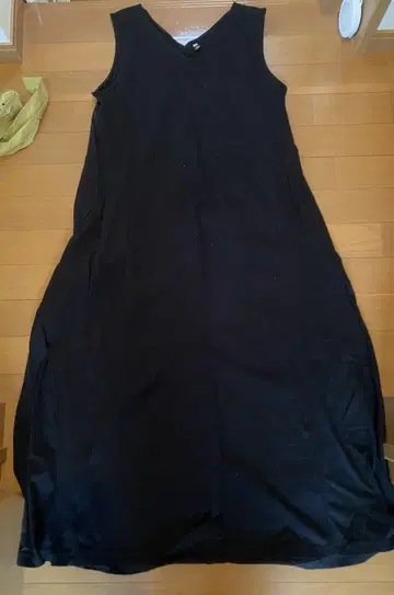 UNIQLO 블랙 슬리브리스 V넥 원피스