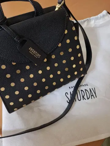Kate Spade Saturday 숄더백 블랙과 금색 도트 가죽