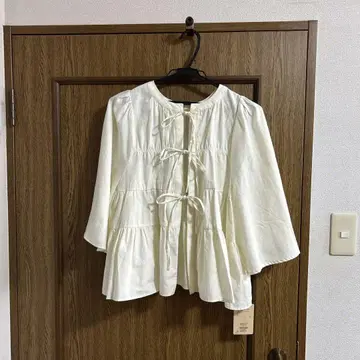 니코앤드 리본 셔링 플레어 블라우스