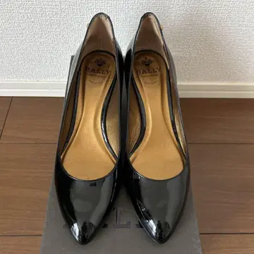 BALLY 에나멜 블랙 펌프스