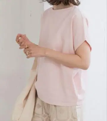 이번 시즌 어반 리서치 도어스 드라이 코튼 보트넥 풀오버 핑크
